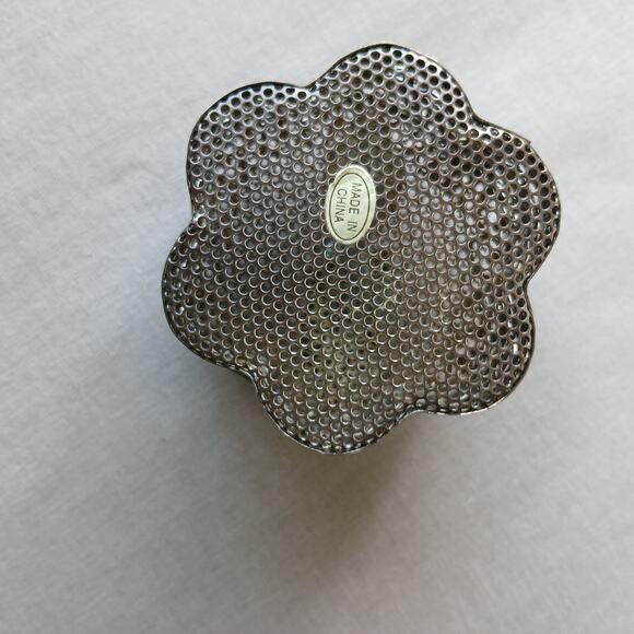 Vintage Filigree Metal Flower Top Box 2.5" diameter jewelry potpourri storage - Picture 8 of 10